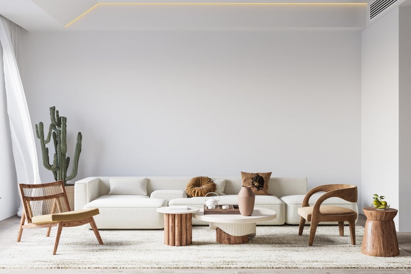 Ambiente con sofá, mesas de madera y butacas